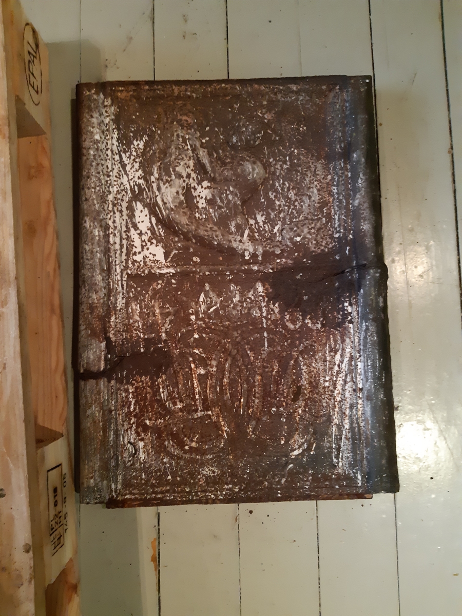 Etasjeovn i støpejern, tre etasjer. Motiv Neptun på fyringskasse. Etasjene med rocailler. Trekrakk, oker farge, kannelerte avsmalnede ben med diamant øverst. 25 deler