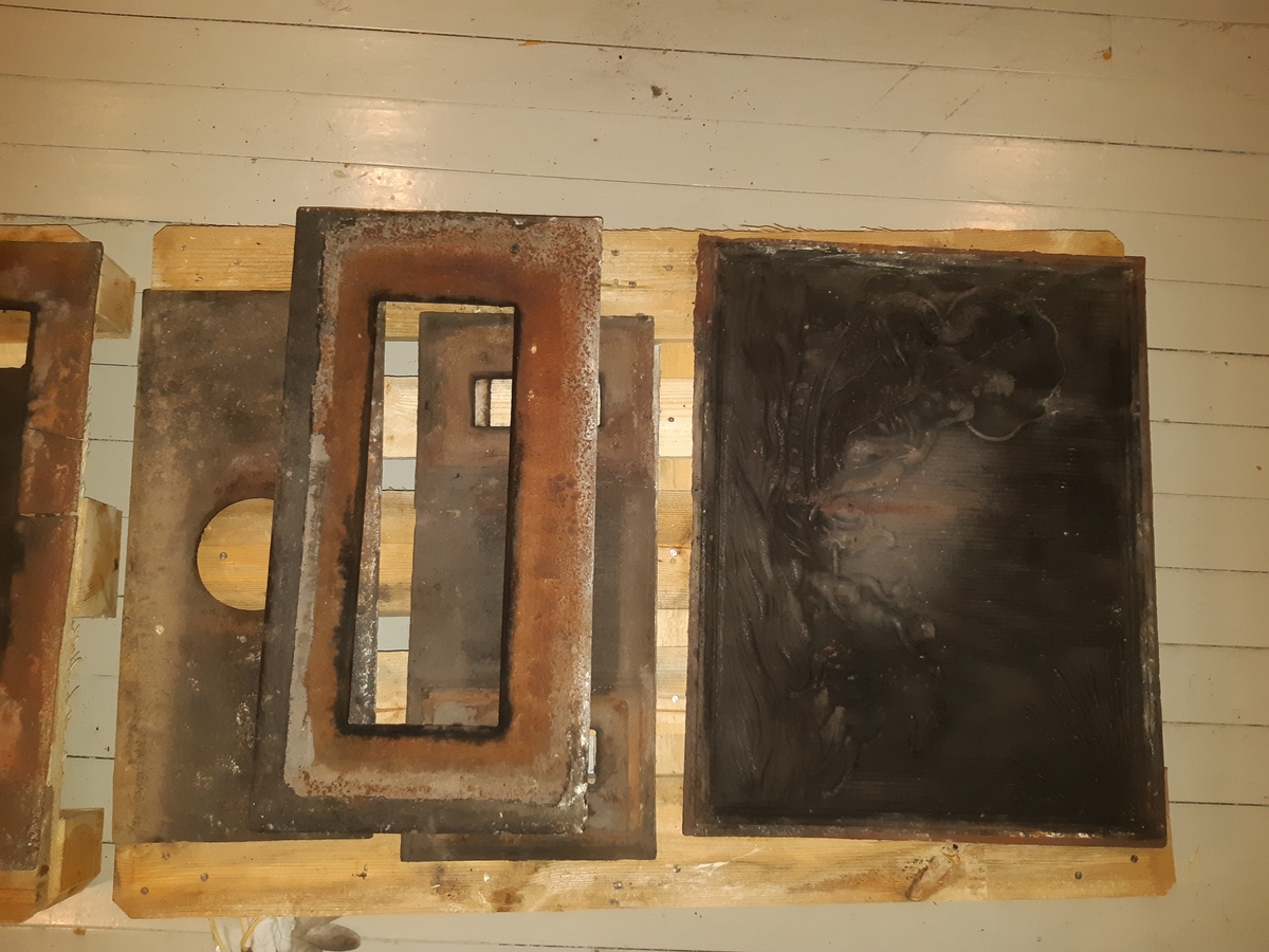 Etasjeovn i støpejern, tre etasjer. Motiv Neptun på fyringskasse. Etasjene med rocailler. Trekrakk, oker farge, kannelerte avsmalnede ben med diamant øverst. 25 deler