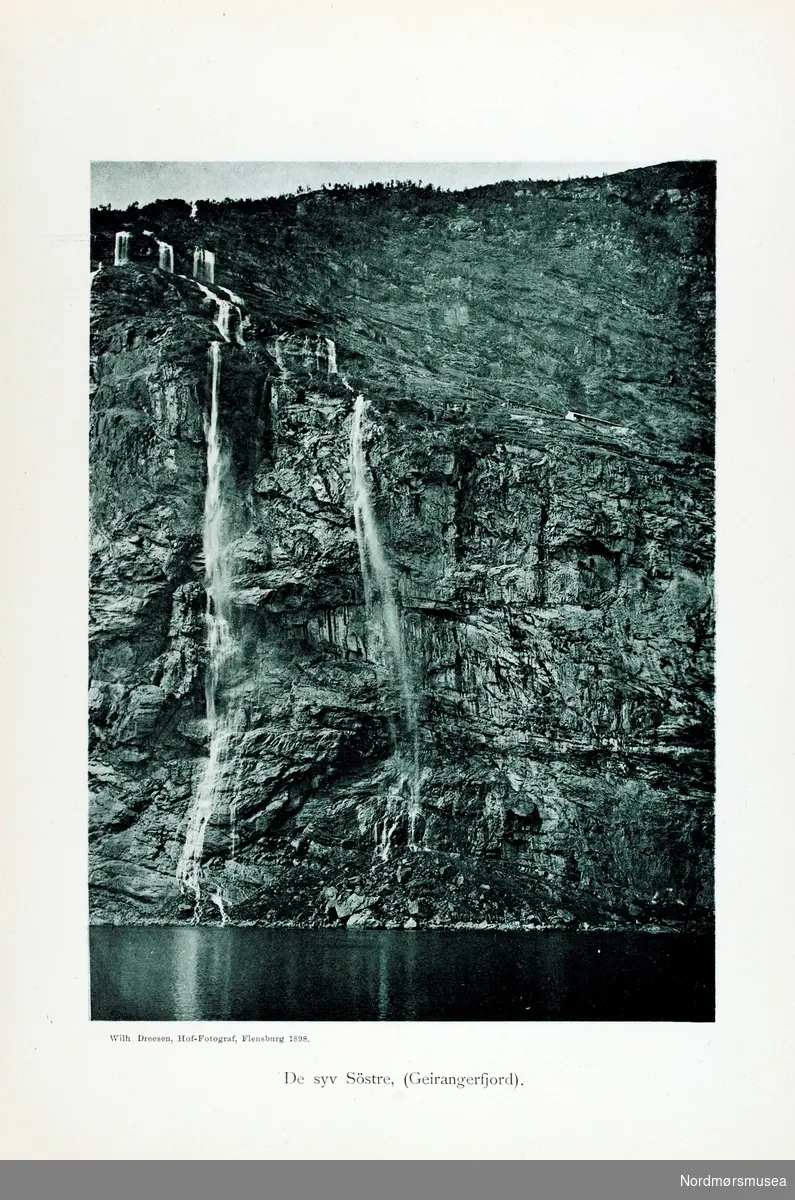 En reise fra Hamburg til Svalbard 1899: Norwegen – Spitzbergen. Erinnerung an meine Nordlandreise 1899 med den Schnelldampfer «Auguste Victoria», Hamburg-Amerika Linie. 
Fotograf er tysk-danske Wilhelm Anton Georg Dreesen (1840-1926), hoff-fotograf (Glücksburg). Militær svømmelærer og trompetist. Tegner og maler. Han deltok i 1864 som frivillig på dansk side i kampene ved Dybbøl. Eget fotoatelier i Flensburg fra 1865. Anerkjent som landskapsfotograf fra 1870. Stemningsfulle og idylliske motiver. Han dokumenterte også teknologiutvikling.  Han utga i 1891 mer enn 20 mapper med opptil 25 fotografier i folioformat. Han var stadig på reise i Norge. 
Dette plansje-verket er innkjøpt av dr. Kai Grimstad og digitalisert av Sjur Fedje. Bildene er stilt til disposisjon for Stiftelsen Nordmøre museum 2021.