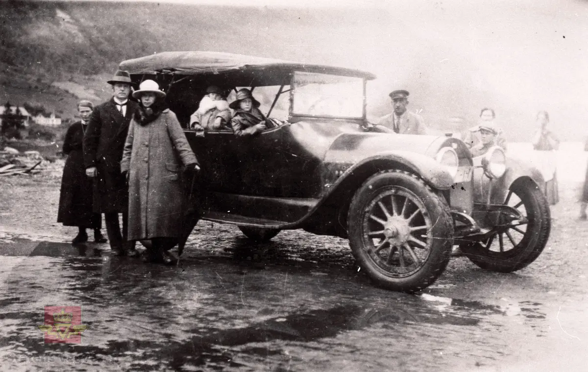 Ein Buick rutevogn/drosje med kjenneteikn T-14 eigd av "Nordangdalens Automobillag", ein stad på Sunnmøre eller Nordfjord år 1914