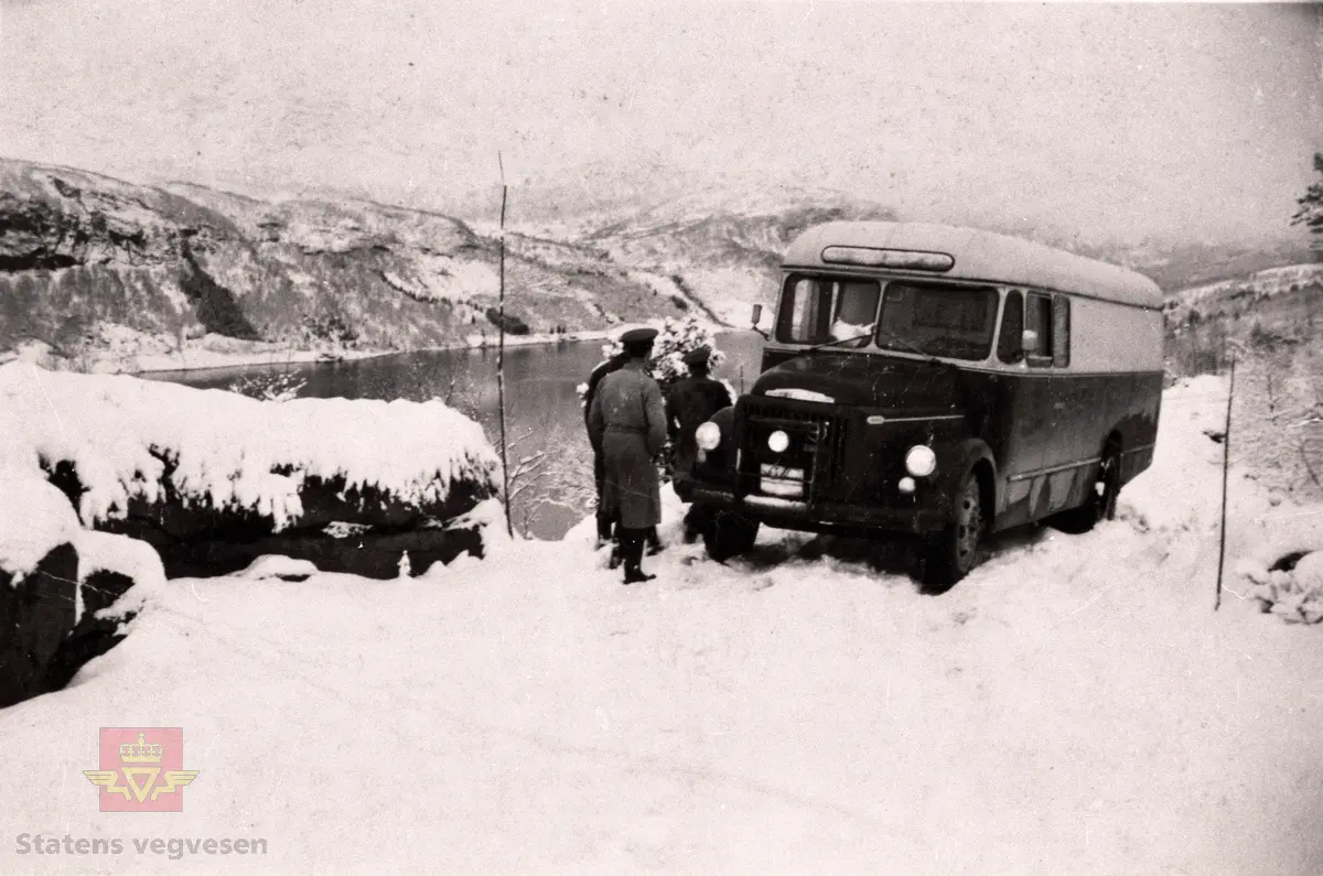 På ubrøyta vegar på Rørvikfjellet med Haukedalsvatnet i bakgrunn. Ein Volvo 1955-modell frå Firda Billag med kjenneteikn S-1928 må leggja på kjettingar. 