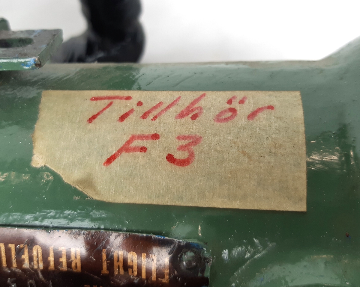 Munstycke för trycktankning i grön lackad metall. Uppskuren för undervisning. Vid dess sida en skylt, samt en klister-etikett märkt "Tillhör F3". Därtill märkt "Tillhör CVMV 879". Serienummer: 1055. Tillverkare: Flight refuelling Ltd.