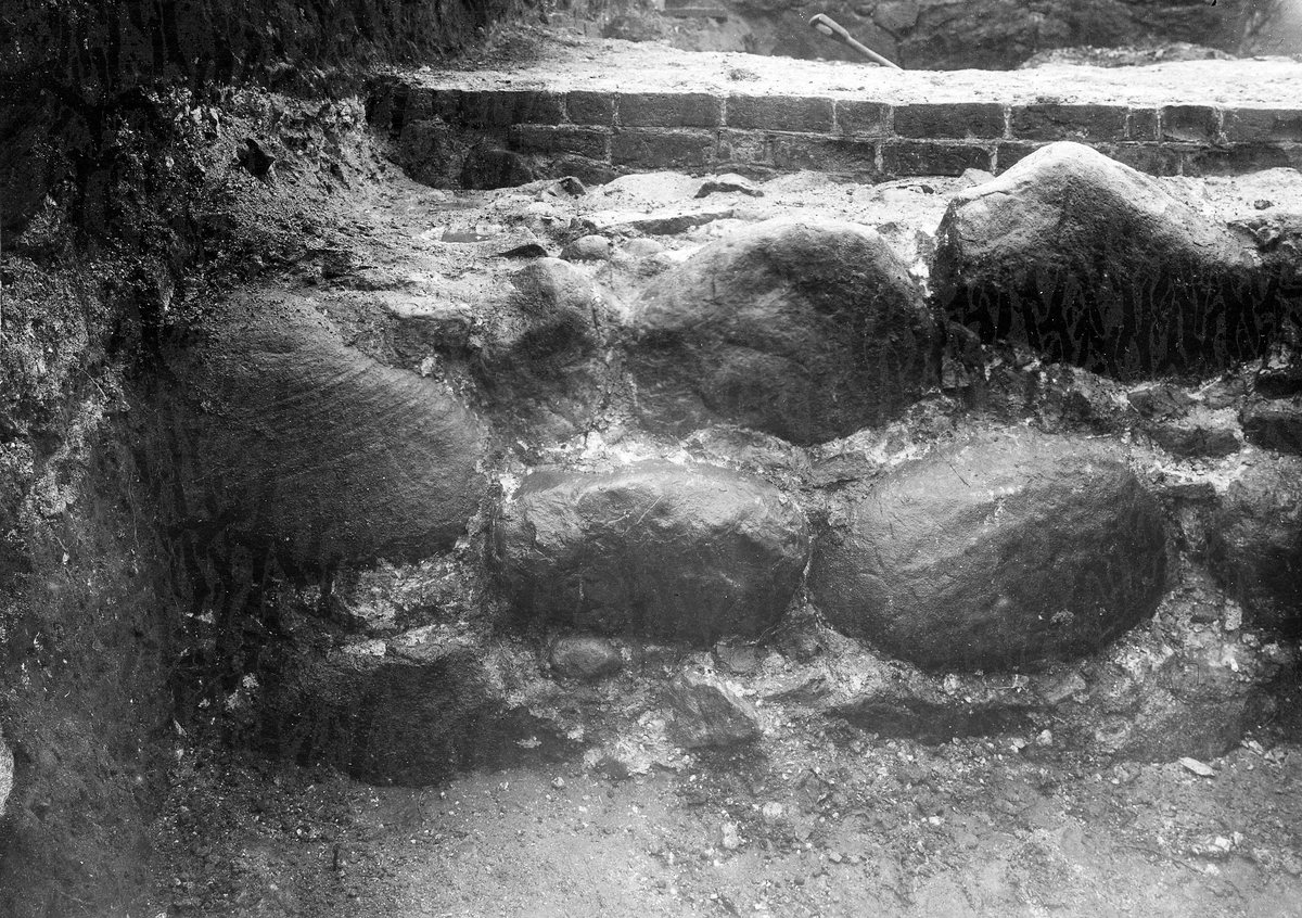 Laholm, Lagaholm, RAÄ 38. Laholms landsförsamling. Lagaholms slottsruin under utgrävning.