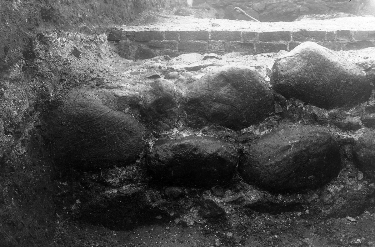 Laholm, Lagaholm, RAÄ 38. Laholms landsförsamling. Lagaholms slottsruin under utgrävning.