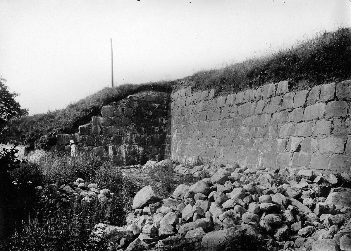 Laholm, Lagaholm, RAÄ 38. Laholms landsförsamling. Lagaholms slottsruin under utgrävning och restaurering.