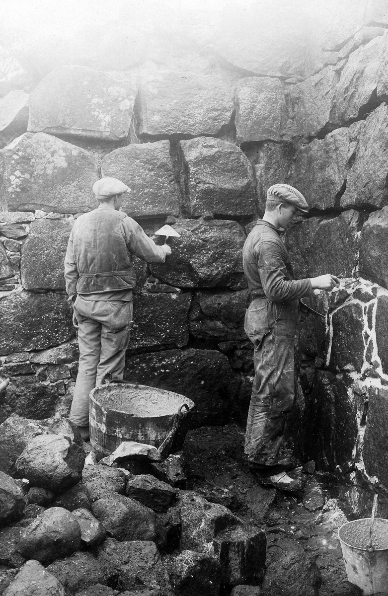 Laholm, Lagaholm, RAÄ 38. Laholms landsförsamling. Lagaholms slottsruin under utgrävning och restaurering.