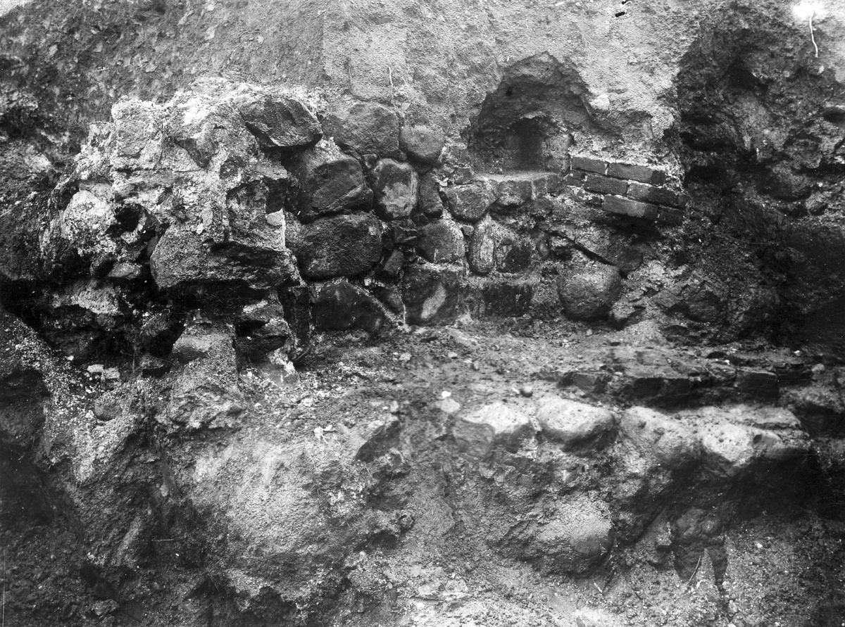 Laholm, Lagaholm. RAÄ 38. Laholms landsförsamling. Lagaholms slottsruin under utgrävning.