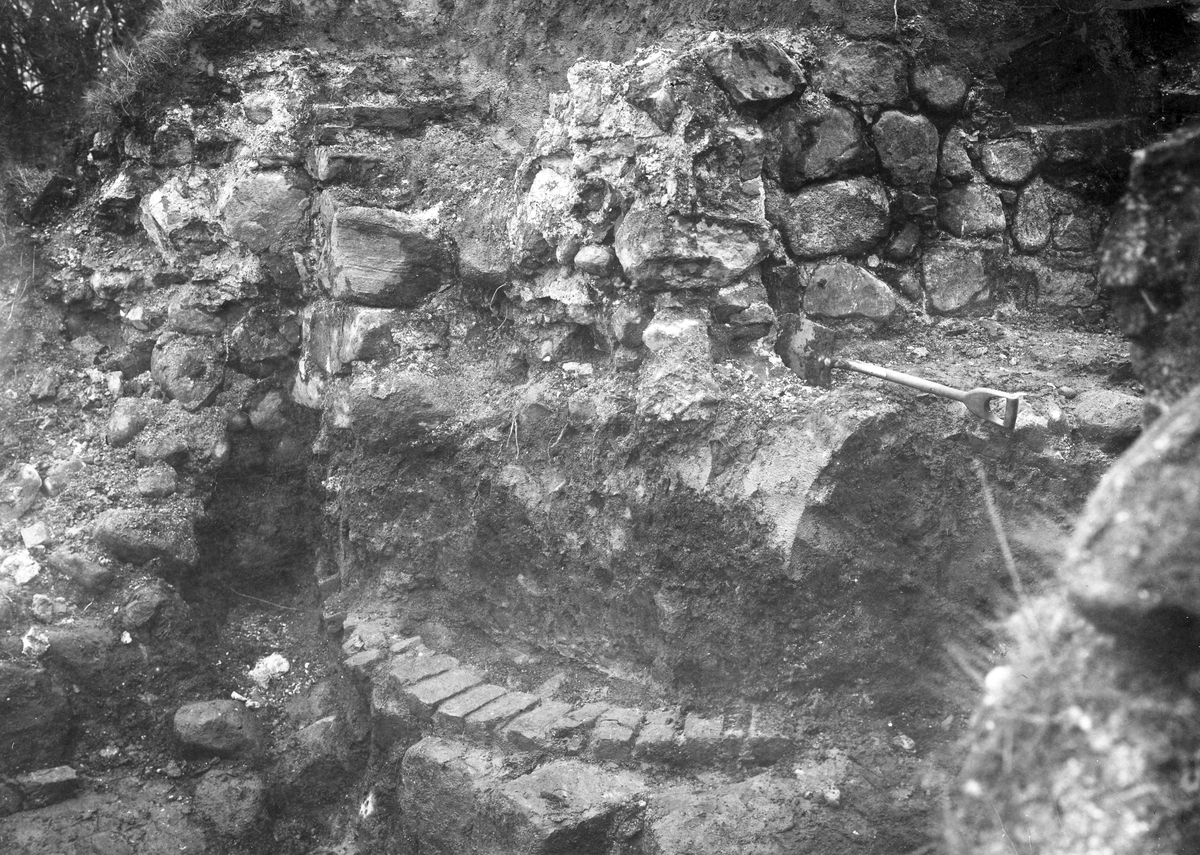Laholm, Lagaholm. RAÄ 38. Laholms landsförsamling. Lagaholms slottsruin under utgrävning.