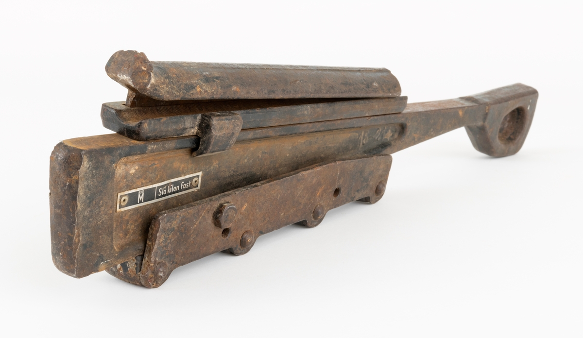 Kileklemme er et redskap som brukes for å stramme, holde fast, ståltau. Denne klemmen kan brukes på ståltau med diameter fra 15 til 21 millimeter. Sigurd Eide skriver at en kileklemme "[...]brukes bl. a. under stramming av barduner og bæretau (for mindre anlegg), og feste når tau skal trekkes i terrenget. Kileklemma festes til tauet ved å slå en kile fast [...]. Inntil kilen ligger en løs låseskinne med rifler. Ståltauet presses fast mellom låseskinnen og et avrundet spor i selve klemma."  (Se Eide, Sigurd, "Ståltau i skogbruket", s. 52, her forklares bruken av klemma.)