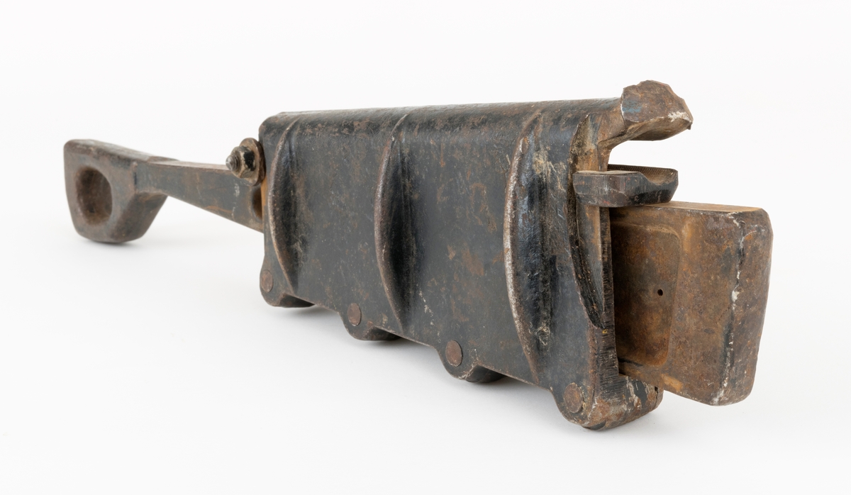 Kileklemme er et redskap som brukes for å stramme, holde fast, ståltau. Denne klemmen kan brukes på ståltau med diameter fra 15 til 21 millimeter. Sigurd Eide skriver at en kileklemme "[...]brukes bl. a. under stramming av barduner og bæretau (for mindre anlegg), og feste når tau skal trekkes i terrenget. Kileklemma festes til tauet ved å slå en kile fast [...]. Inntil kilen ligger en løs låseskinne med rifler. Ståltauet presses fast mellom låseskinnen og et avrundet spor i selve klemma."  (Se Eide, Sigurd, "Ståltau i skogbruket", s. 52, her forklares bruken av klemma.)