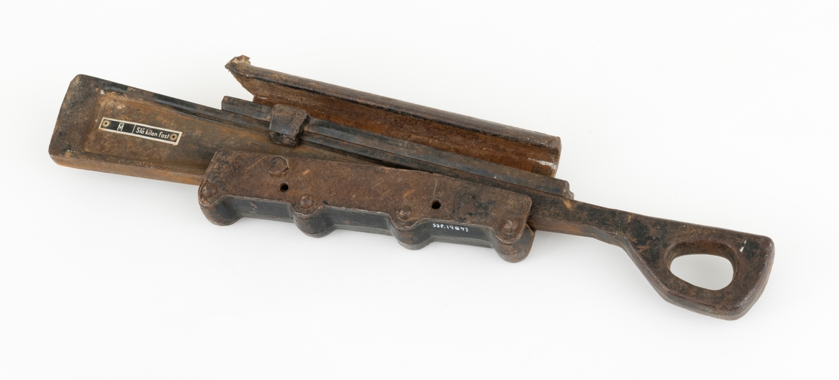 Kileklemme er et redskap som brukes for å stramme, holde fast, ståltau. Denne klemmen kan brukes på ståltau med diameter fra 15 til 21 millimeter. Sigurd Eide skriver at en kileklemme "[...]brukes bl. a. under stramming av barduner og bæretau (for mindre anlegg), og feste når tau skal trekkes i terrenget. Kileklemma festes til tauet ved å slå en kile fast [...]. Inntil kilen ligger en løs låseskinne med rifler. Ståltauet presses fast mellom låseskinnen og et avrundet spor i selve klemma."  (Se Eide, Sigurd, "Ståltau i skogbruket", s. 52, her forklares bruken av klemma.)