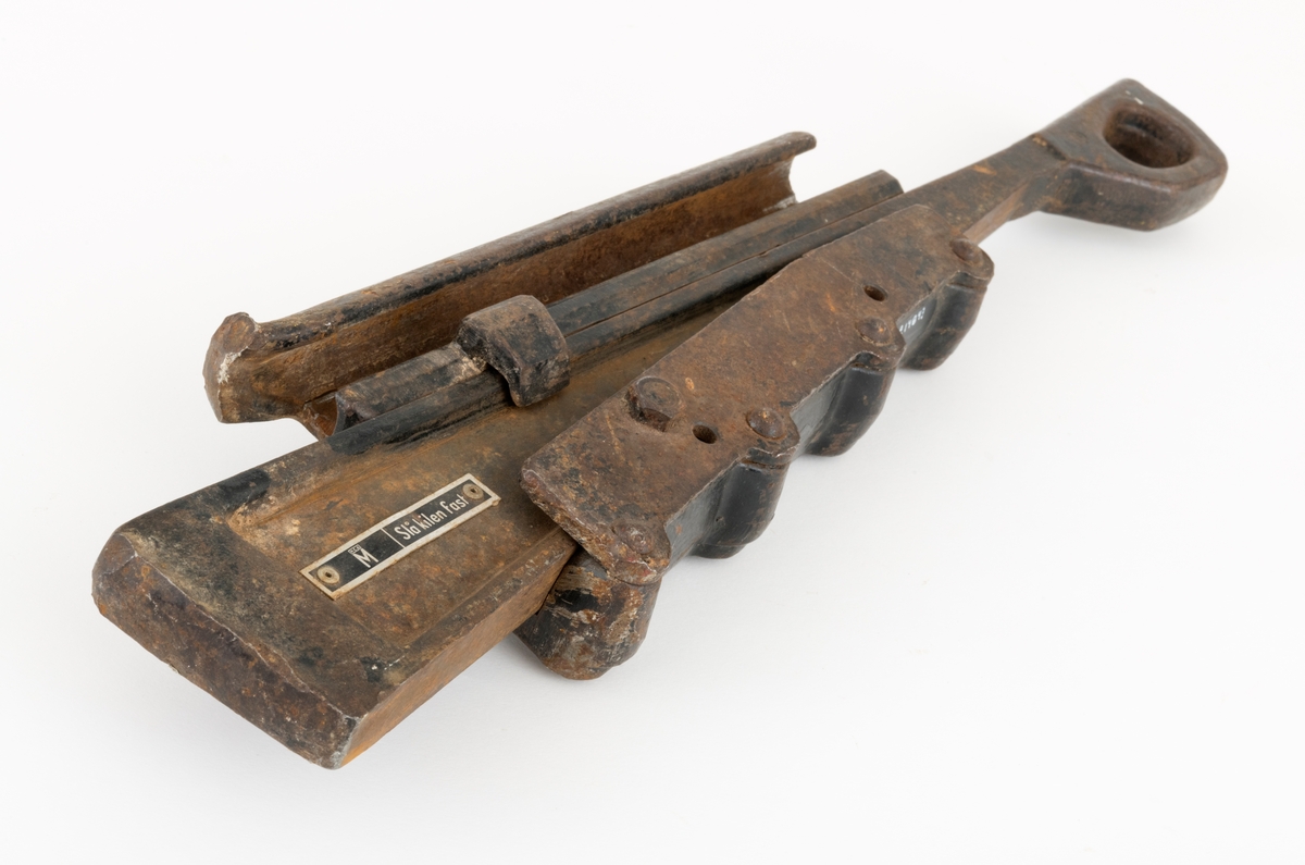 Kileklemme er et redskap som brukes for å stramme, holde fast, ståltau. Denne klemmen kan brukes på ståltau med diameter fra 15 til 21 millimeter. Sigurd Eide skriver at en kileklemme "[...]brukes bl. a. under stramming av barduner og bæretau (for mindre anlegg), og feste når tau skal trekkes i terrenget. Kileklemma festes til tauet ved å slå en kile fast [...]. Inntil kilen ligger en løs låseskinne med rifler. Ståltauet presses fast mellom låseskinnen og et avrundet spor i selve klemma."  (Se Eide, Sigurd, "Ståltau i skogbruket", s. 52, her forklares bruken av klemma.)
