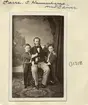 Porträtt av kammarherre Sigge Sparre med sönerna Sixten och Edvard. Enligt uppgift ska fotografiet vara taget i Paris 1860.
Familjen Sparres östgötska anknytning ligger främst i Sigge Sparres ägarskap av godset Bjärka-Säby söder om Linköping, där man även bodde under åren 1860-68. Från år 1852 var Sigge Sparre gift med Adelaide Peyron och förutom sönerna Sixten och Edvard hade makarna två döttrar. Mest bemärkt av barnen blev sedermera Sixten som gått till historien med sin kärleksrelation till cirkusartisten Elvira Madigan som slutade i gemensamt självmord i ett skogsområde på ön Tåsinge i Danmark den 19 juli 1889.