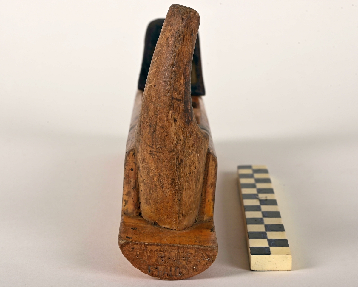 Høvelen består av en stokk som emne som er høvlet og pusset, og tappet for sponhus. Hornet fremme er vridd til høyre og lagd i tre.  Hornet er falset og limt til stokken og delvis til sålen. Håndtaket bak er lagd i stål, og skrudd fast tiol stokken. Høvelen har pålimt såle.