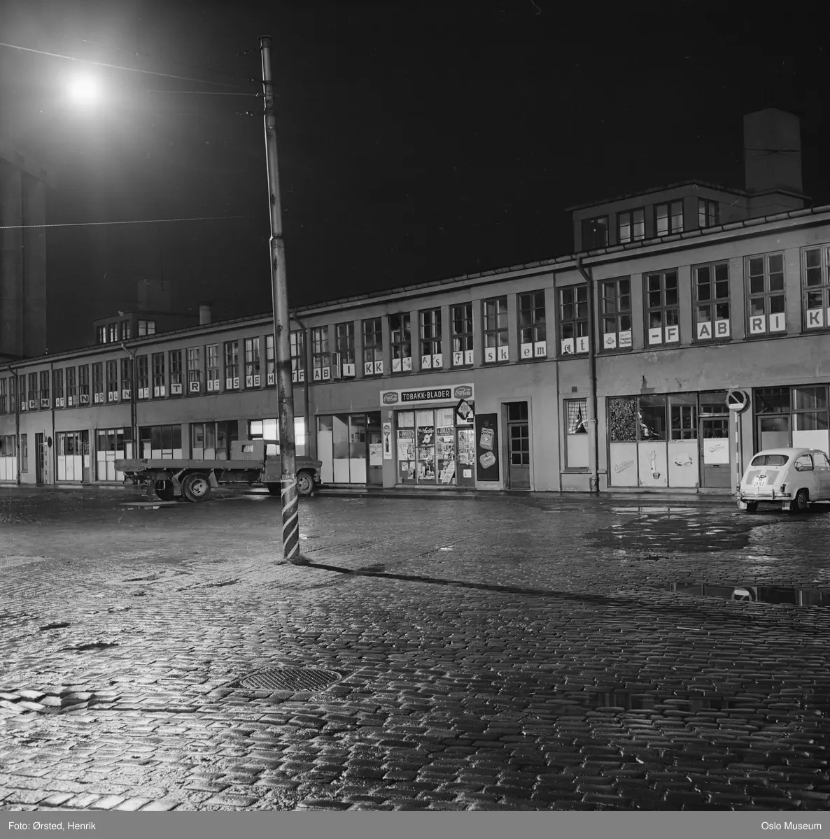 havn, nattemørke, fiskematsentralen, fiskematfabrikk, tobakksforretning, bil, lastebil