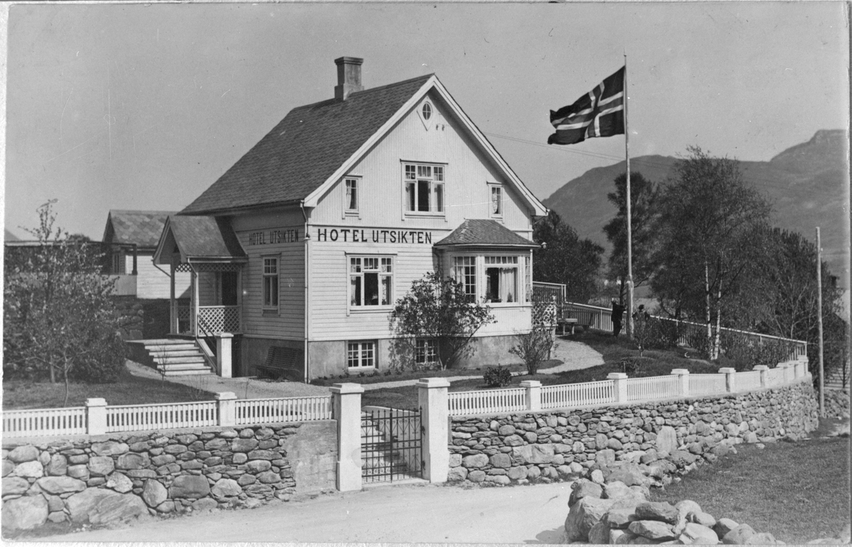 Portkort med bilete av Hotel Utsikten ved Svingen i Ølen, ca. 1935.