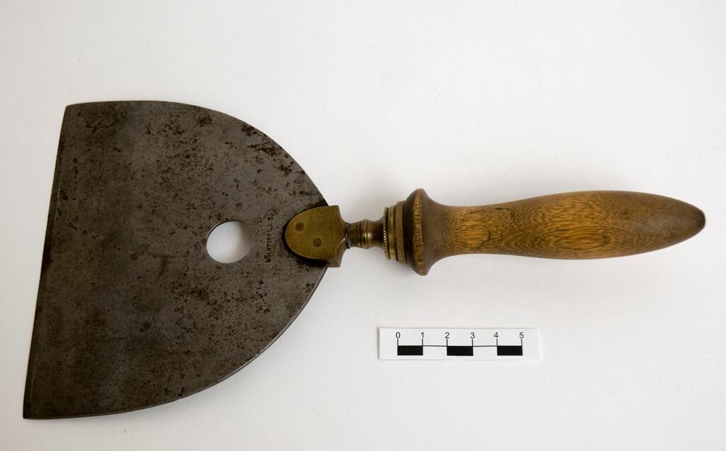 Hackknivar, ett par, svarvat handtag av trä, stålblad. Bladet försett med ett runt hål. Gåva: fru Hervor Norberg, Härnösand, maj 1957.