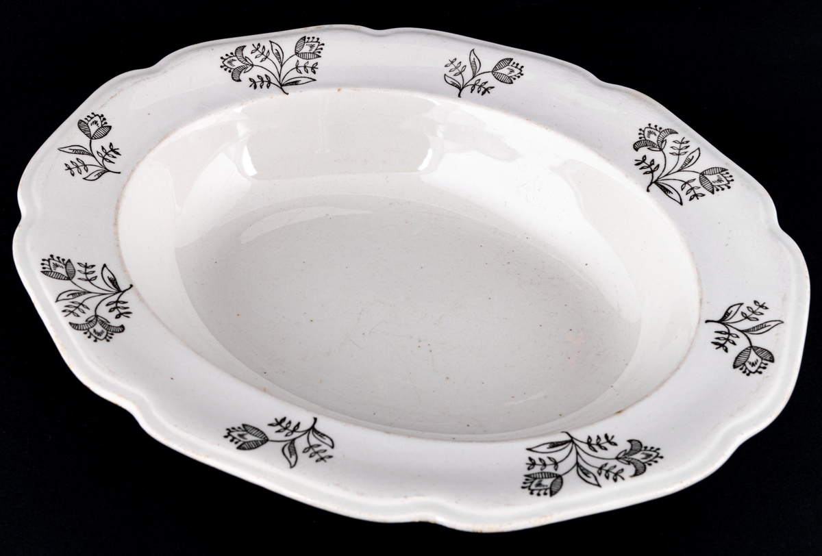 Skål i flintgods till servis Aina, modell H, dekor av chefsdekoratör Eugen Trost. Svart stämpeldekor med spridda blommor i svart.
