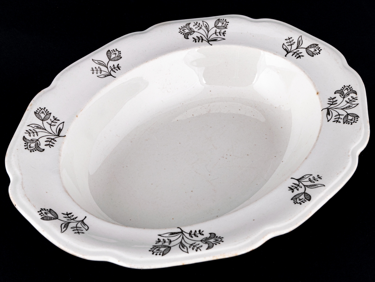 Skål i flintgods till servis Aina, modell H, dekor av chefsdekoratör Eugen Trost. Svart stämpeldekor med spridda blommor i svart.