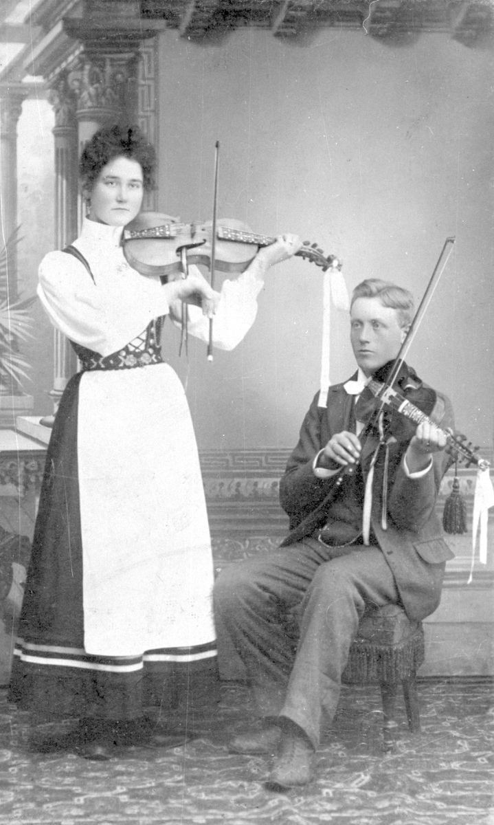 Ola K. Snortheim og systera Ragnhild .