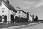 Järnvägsgatan. Fastigheter i ordningsföljd från centrum mot Gudmundrå kyrka.
