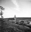 Vitputsad stenkyrka. Orgel från 1855 av J Gustav Ek. Altartavla från 1795 av målare Anders Joakim Öberg från Härnösand. Altaruppsatsen från 1797-98 av bildhuggare Per Vestman från Hemsö.