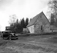 Högsjö gamla kyrka. Den gamla kyrkan uppfördes i slutet av 1300-talet. Den brändes av ryssarna 1721. Kyrkan renoverades under kommande 15 åren under ledning av Hans Biskop en österbottnisk bildhuggare. Han tillverkade predikstolen och altaruppsättningen i kyrkan samt en del små inventarier. Bänkinrednig samt läktare i väster är tillverkade av Jonas Lund och Olof Johansson Brandt. Förgyllning och målning av inredningen och de nya inventarierna gjordes av Erik Fällström på 1730-talet.