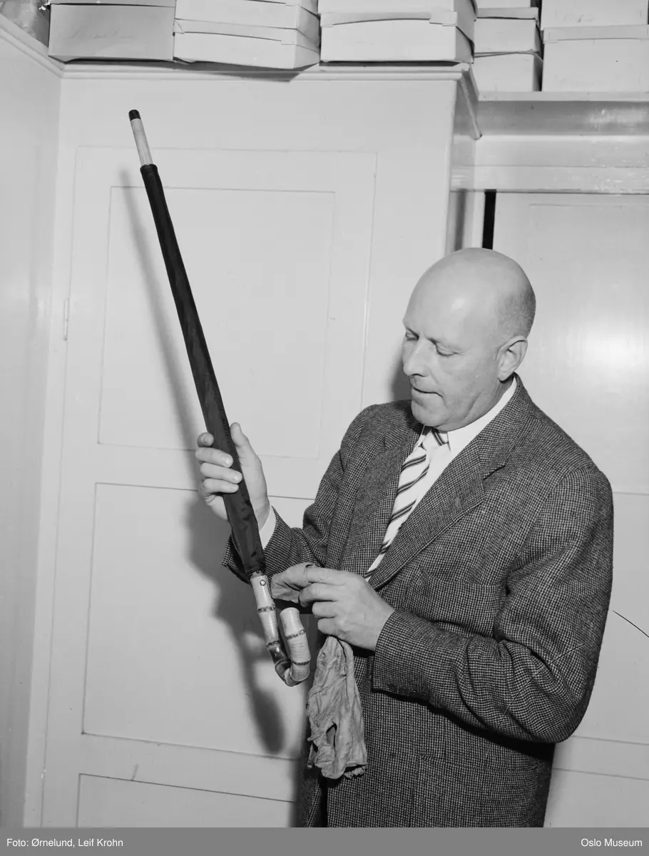 mann, paraplymaker, paraply, gave til kongen