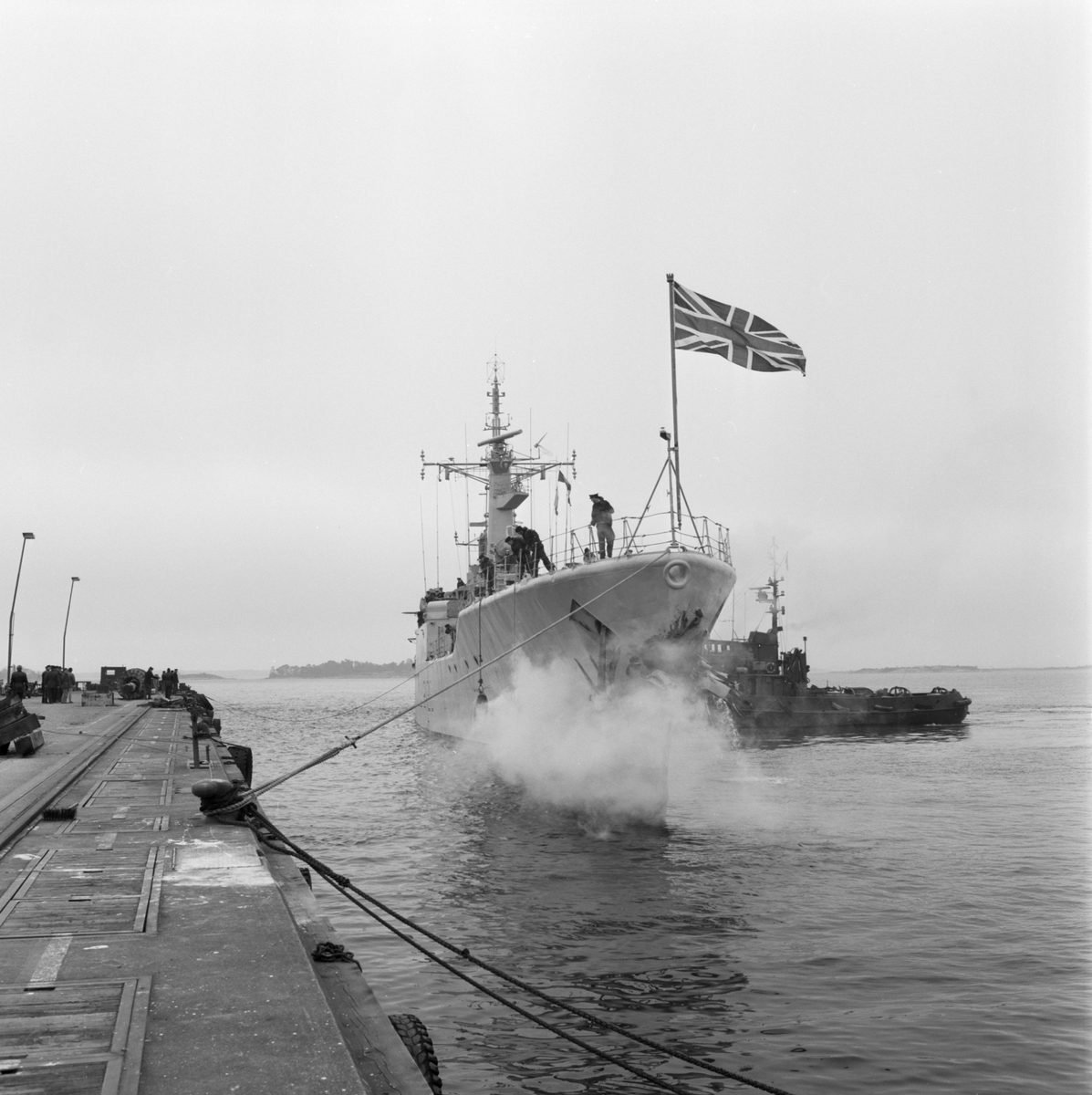 Bilden visar brittiska fregatten HMS Plymouth (F126) som kolliderade med den västtyska fregatten Braunschweig (F225) i dimma under en NATO-övning utanför Bornholm den 11 april 1984.