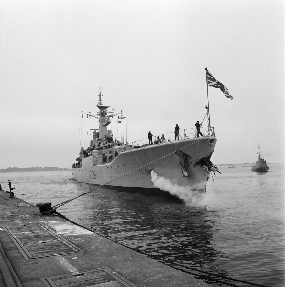 Bilden visar brittiska fregatten HMS Plymouth (F126) som kolliderade med den västtyska fregatten Braunschweig (F225) i dimma under en NATO-övning utanför Bornholm den 11 april 1984.