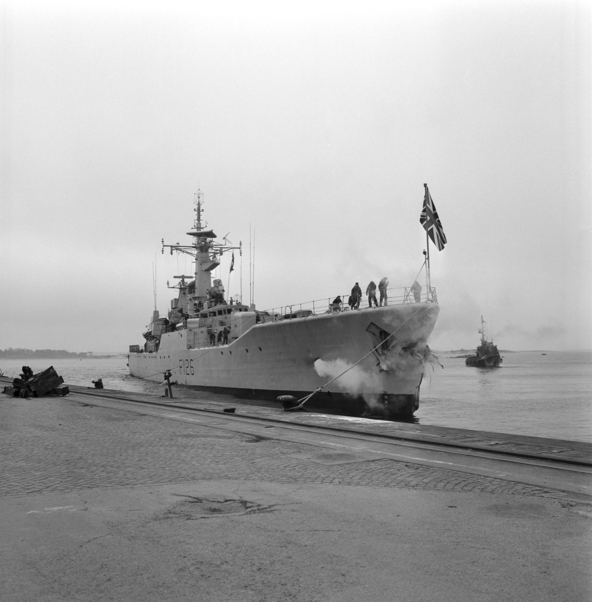 Bilden visar brittiska fregatten HMS Plymouth (F126) som kolliderade med den västtyska fregatten Braunschweig (F225) i dimma under en NATO-övning utanför Bornholm den 11 april 1984.