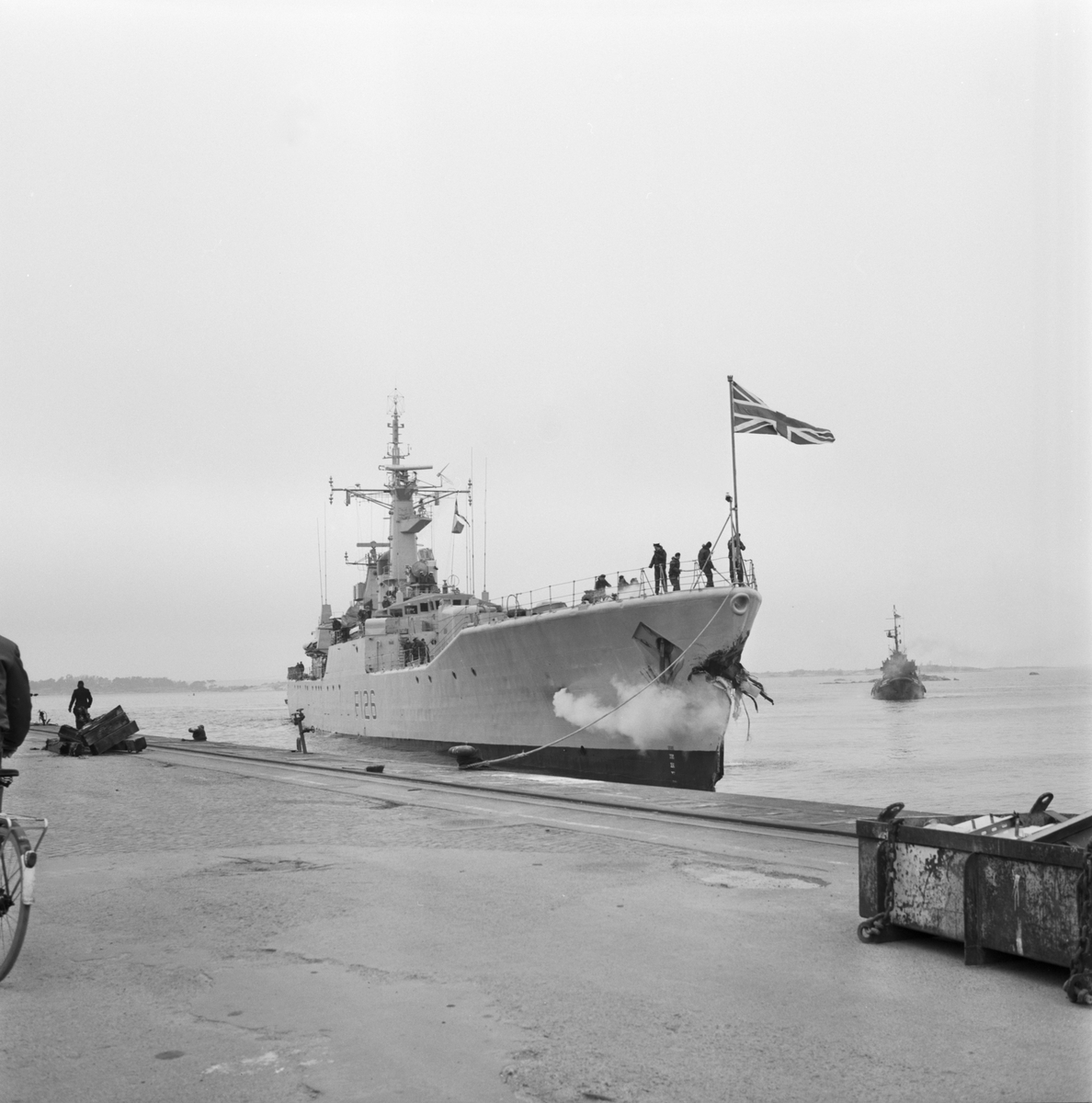 Bilden visar brittiska fregatten HMS Plymouth (F126) som kolliderade med den västtyska fregatten Braunschweig (F225) i dimma under en NATO-övning utanför Bornholm den 11 april 1984.