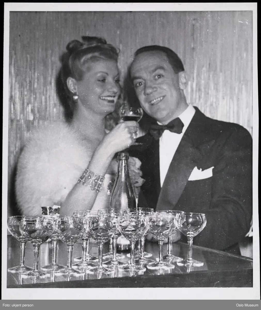 dobbeltportrett, mann, revyskuespiller, kvinne, pelskrage, champagneglass, champagneflaske