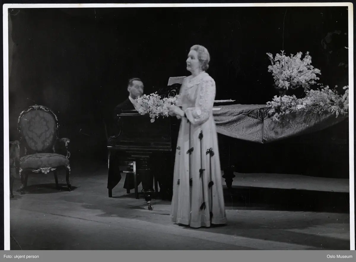 Det norske Teatret, scene, kvinne, sangerinne, kabaretartist, mann, pianist, flygel