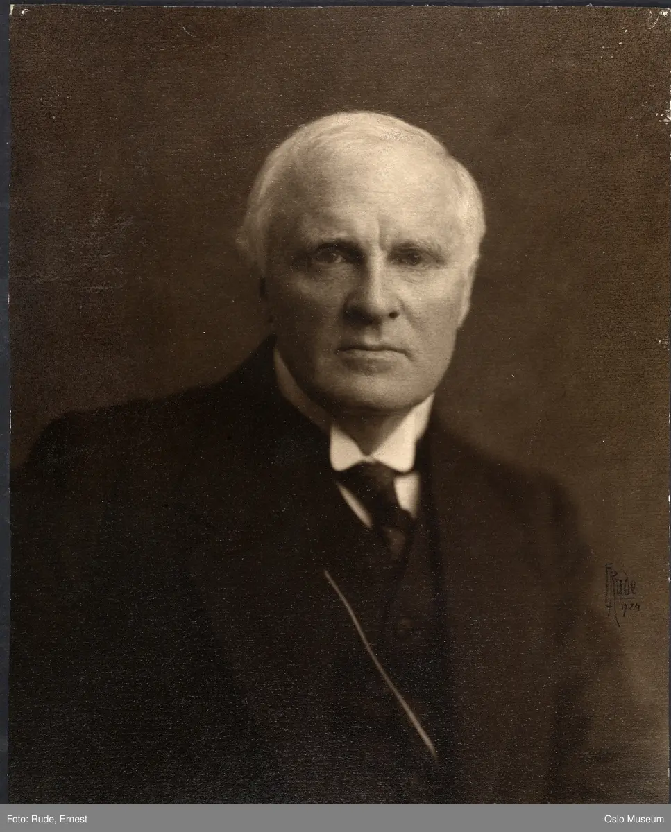 portrett, mann, skuespiller, sceneinstruktør, teatersjef, brystbilde