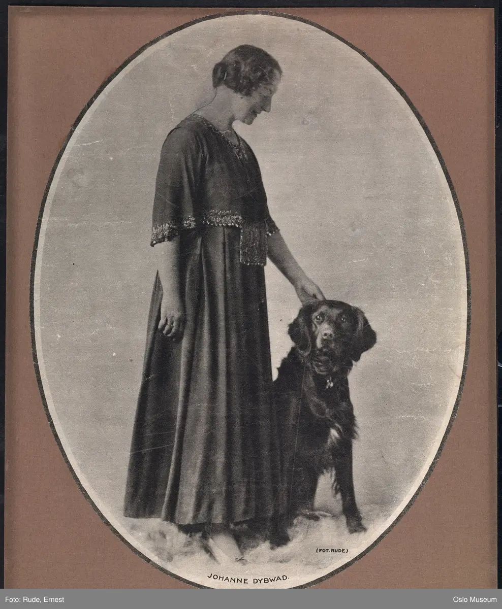 portrett, kvinne, skuespillerinne, stående helfigur, hund
