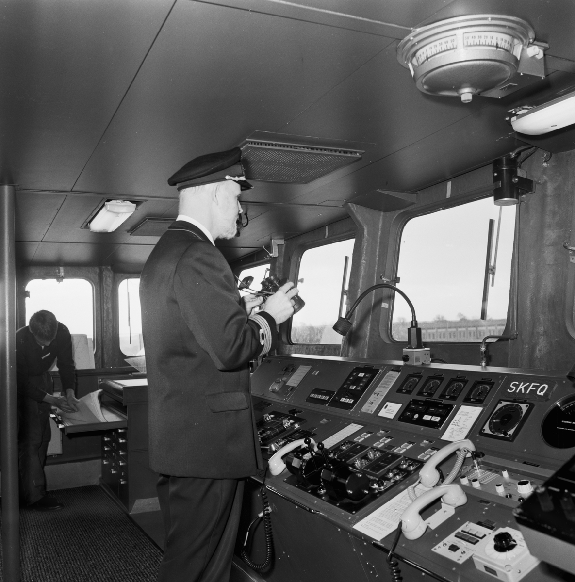 Bilden visar kommendörkapten Lars Thomasson på bryggan av minfartyget Carlskrona.