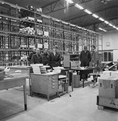 Personalen å nya materialförrådet