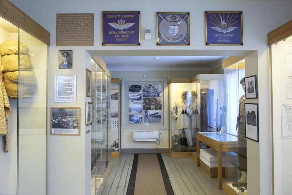 Ein oversikt over ein utstilling i Bjørn West Museet i Matre