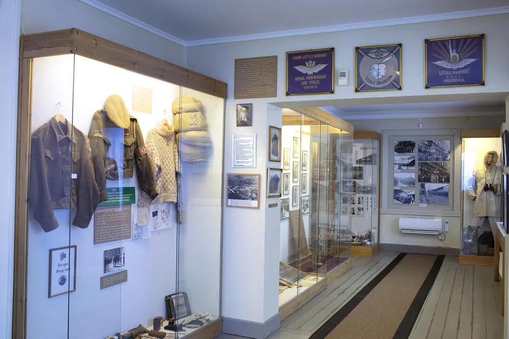 Utstilling inne i Huset til Bjørn West i Matre