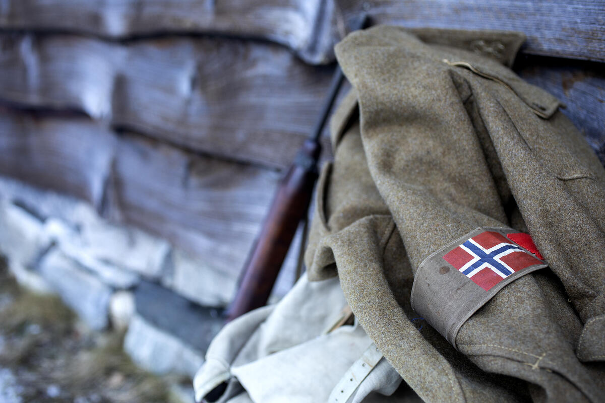 Bilete av klede til motstandsfolka utanfor stølen på Bjørn West Museet i Matre