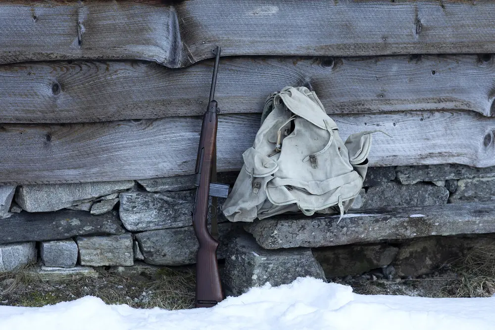 Eit Gevær og ein sekk til motstandsfolka som lenar opp mot Bjørn West stølen