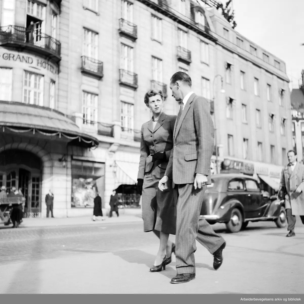 Tilfeldig forbipasserende fotograferes på Karl Johans gate. April 1956.