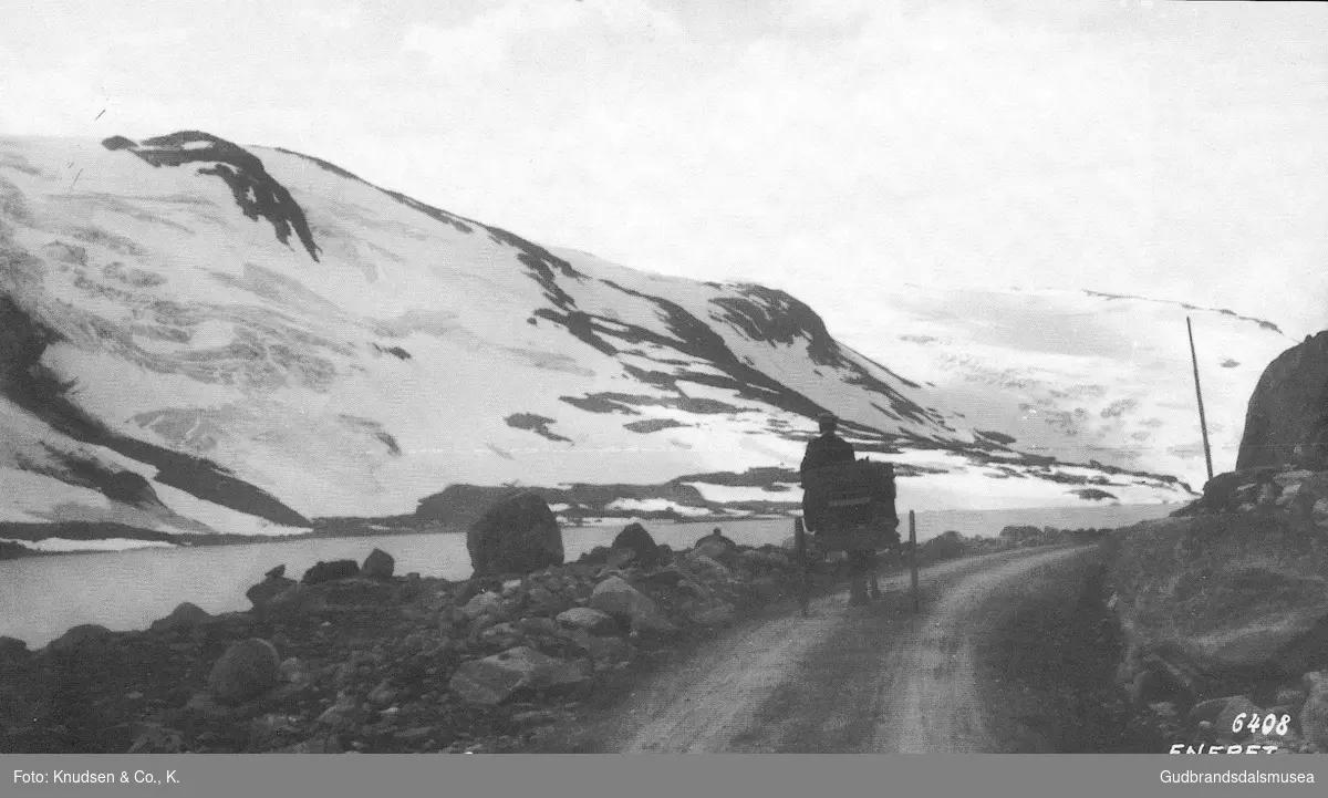 Hesteskyss på veg forbi Langvatnet på Strynefjellet