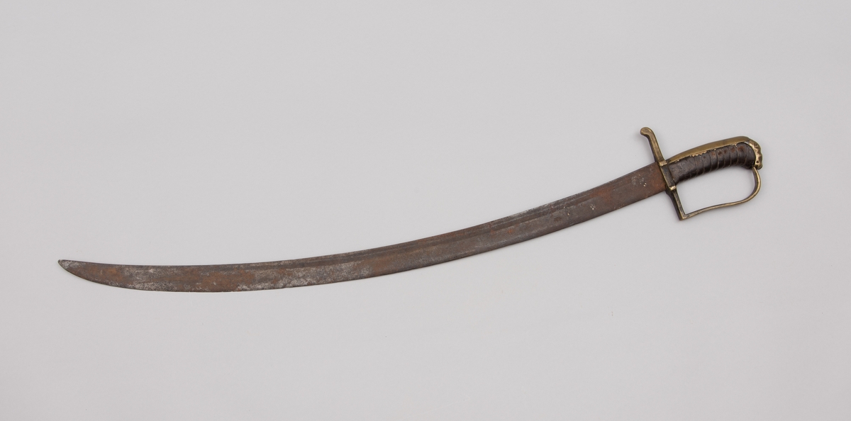 Sabelen er litt krum. Avviket frå rett line gjennom skjefte- aksen er 14.5 cm på 78 cm (mælt frå toppen av skjeftet).Skjeftet har parerstong av messing,ein volutt på den rette toppenden. Under går parerstonga vinkelrett over i ein litt boga vernebøyle opp mot skjeftetoppen av messing, forma som anletsmaske. Grepet er av lær. Klingen av stål har smal blodrand og har utvendig egg.
