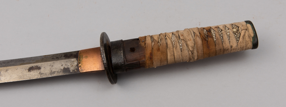 Japansk sverd, Wakizashi, korpsversjon. 1600/1700-talls, sett ut i fra klingen. Er fra Satsumaopprøret 1870-årene.