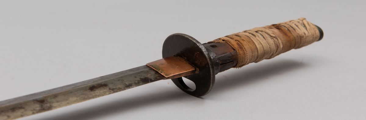 Japansk sverd, Wakizashi, korpsversjon. 1600/1700-talls, sett ut i fra klingen. Er fra Satsumaopprøret 1870-årene.