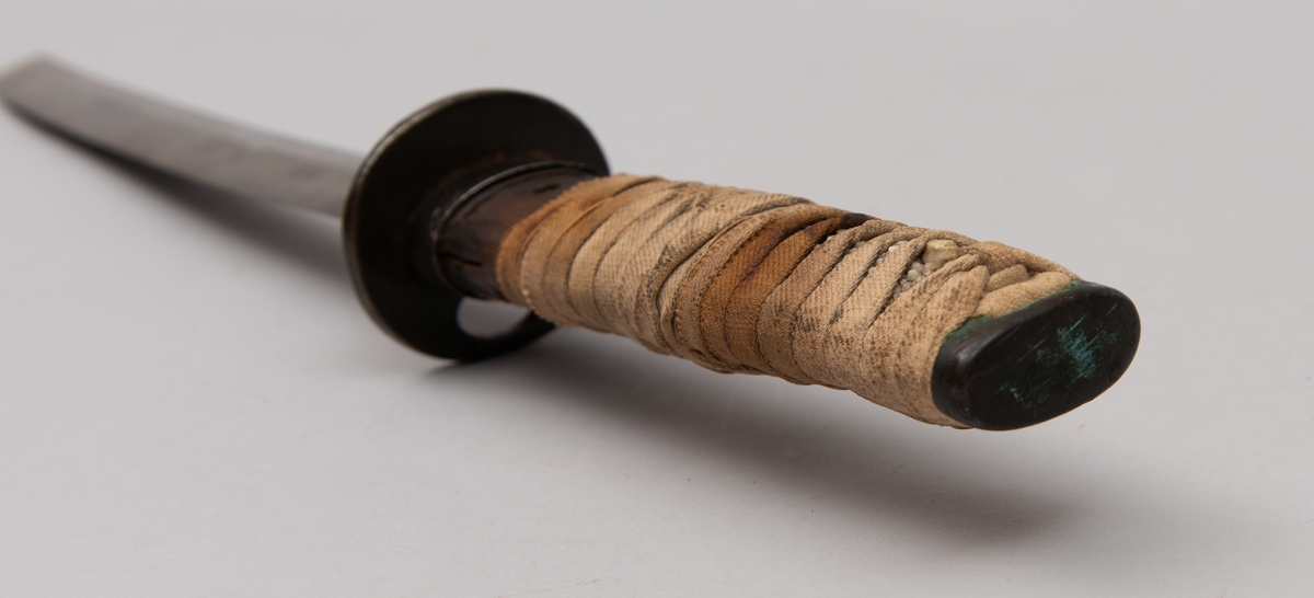 Japansk sverd, Wakizashi, korpsversjon. 1600/1700-talls, sett ut i fra klingen. Er fra Satsumaopprøret 1870-årene.