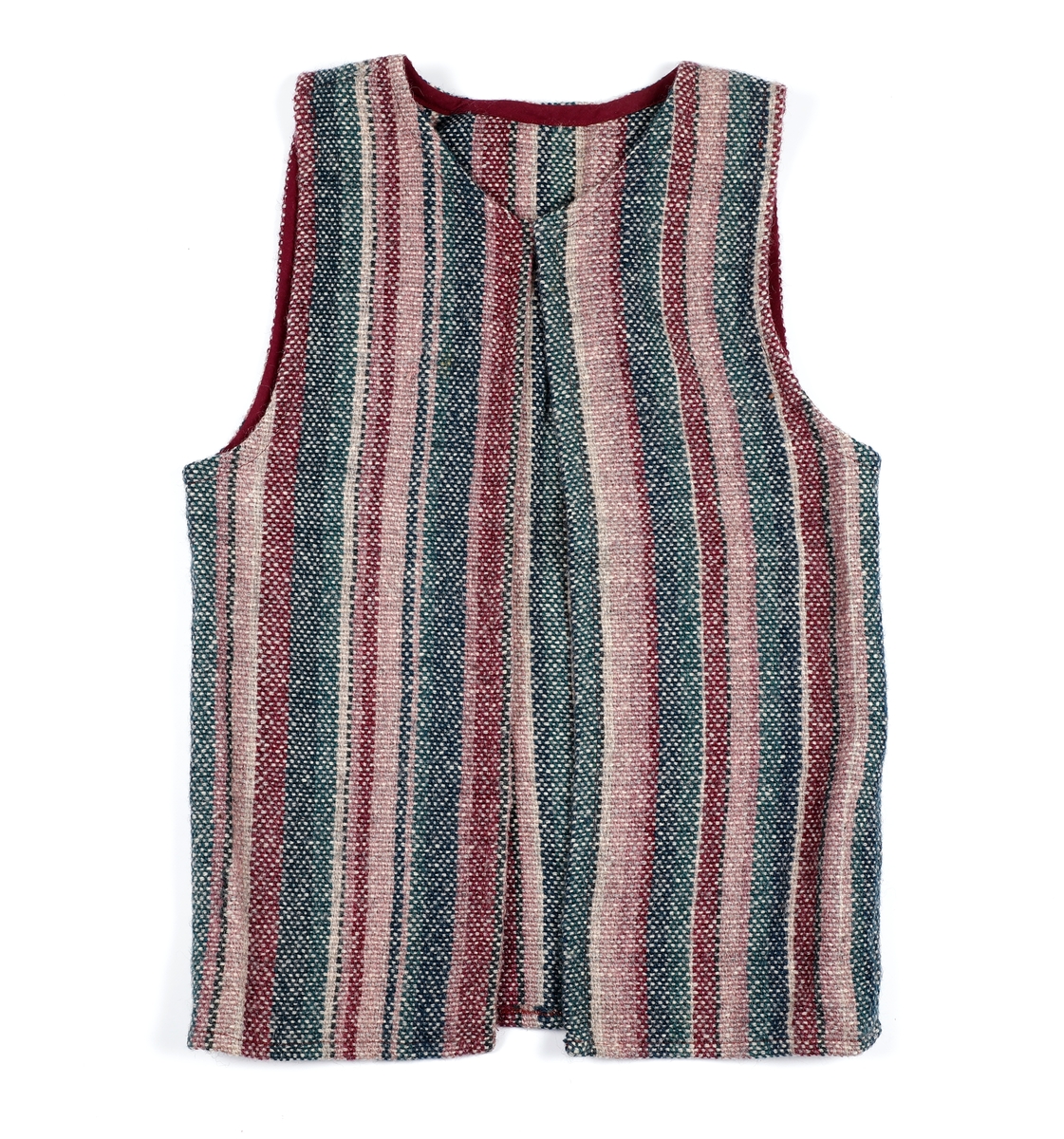 Ullvest i vertikalt stripete stoff. Vesten er klippet i tre stykker og sydd sammen på skuldre og i sidene. Åpning hele veien foran. Ermhull, halsringing og langs åpningen foran er sydd med skråband for å skjule sårkanter. 