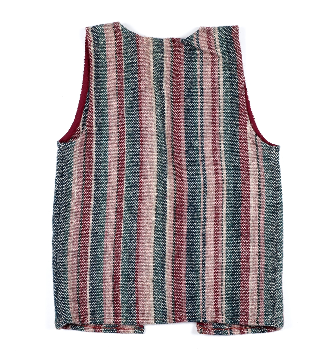 Ullvest i vertikalt stripete stoff. Vesten er klippet i tre stykker og sydd sammen på skuldre og i sidene. Åpning hele veien foran. Ermhull, halsringing og langs åpningen foran er sydd med skråband for å skjule sårkanter. 